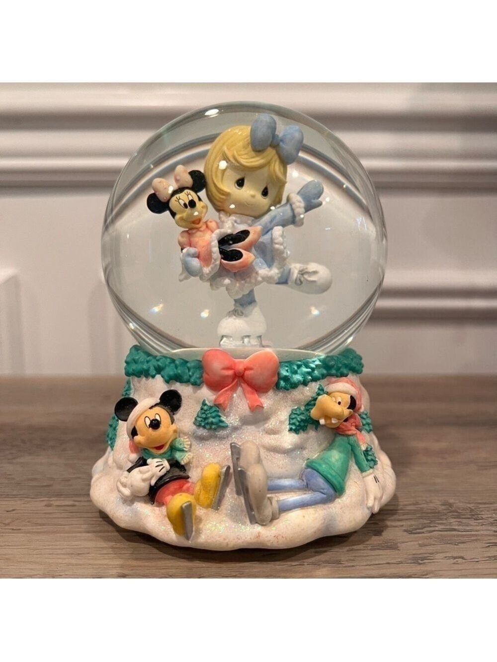 Disney Precious Moments Musical Water Globe/ Christmas Minnie Mickey Goofy Daisy